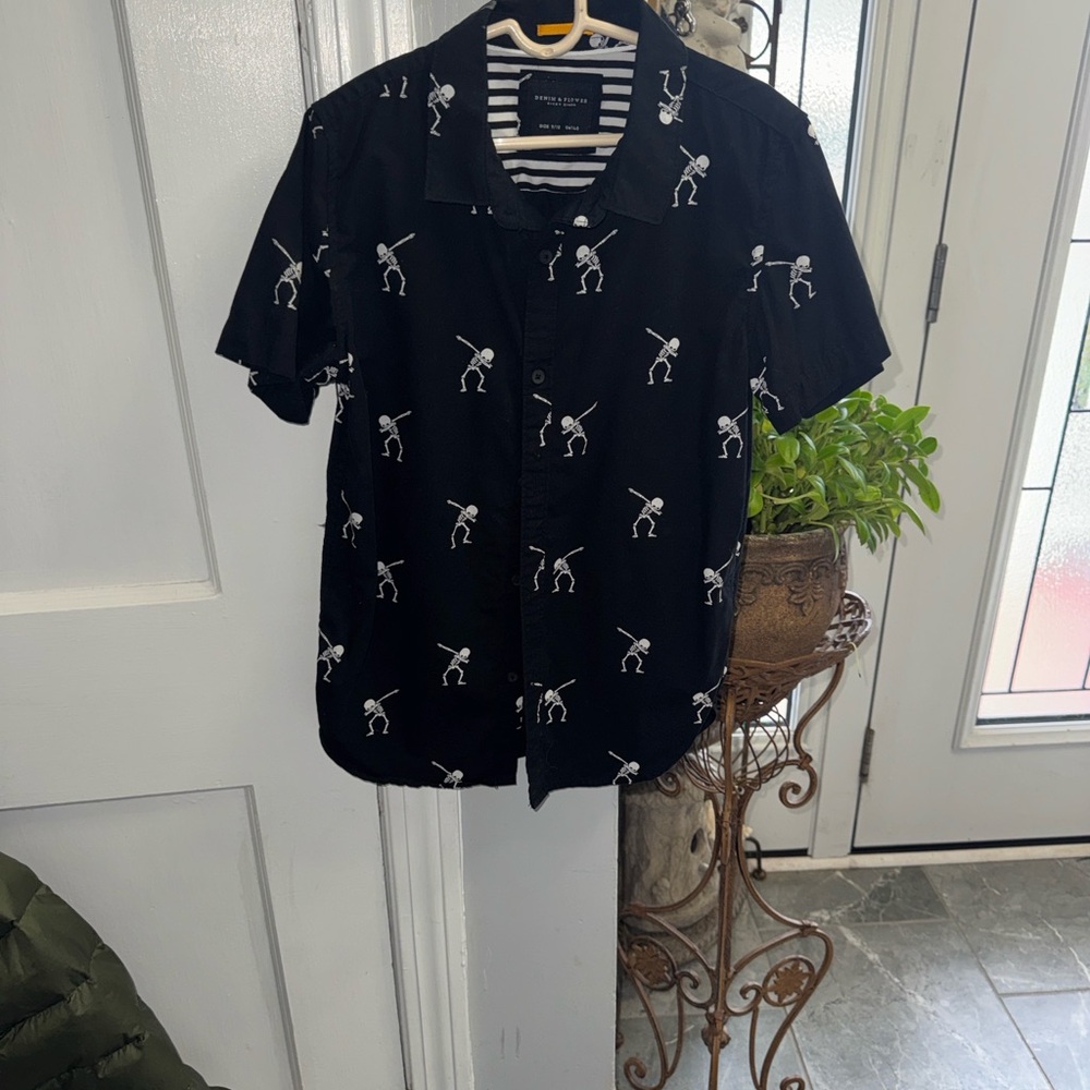 Denim & Flower Black Short-Sleeve Button-Down Shirt with White Skeleton Print